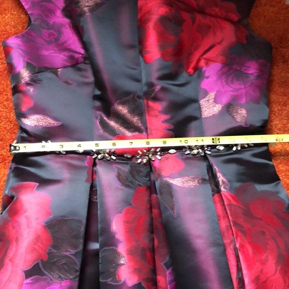 Beautiful dress-perfect for a fancy night out or mother of the bride. Size 8 - Picture 10 of 11